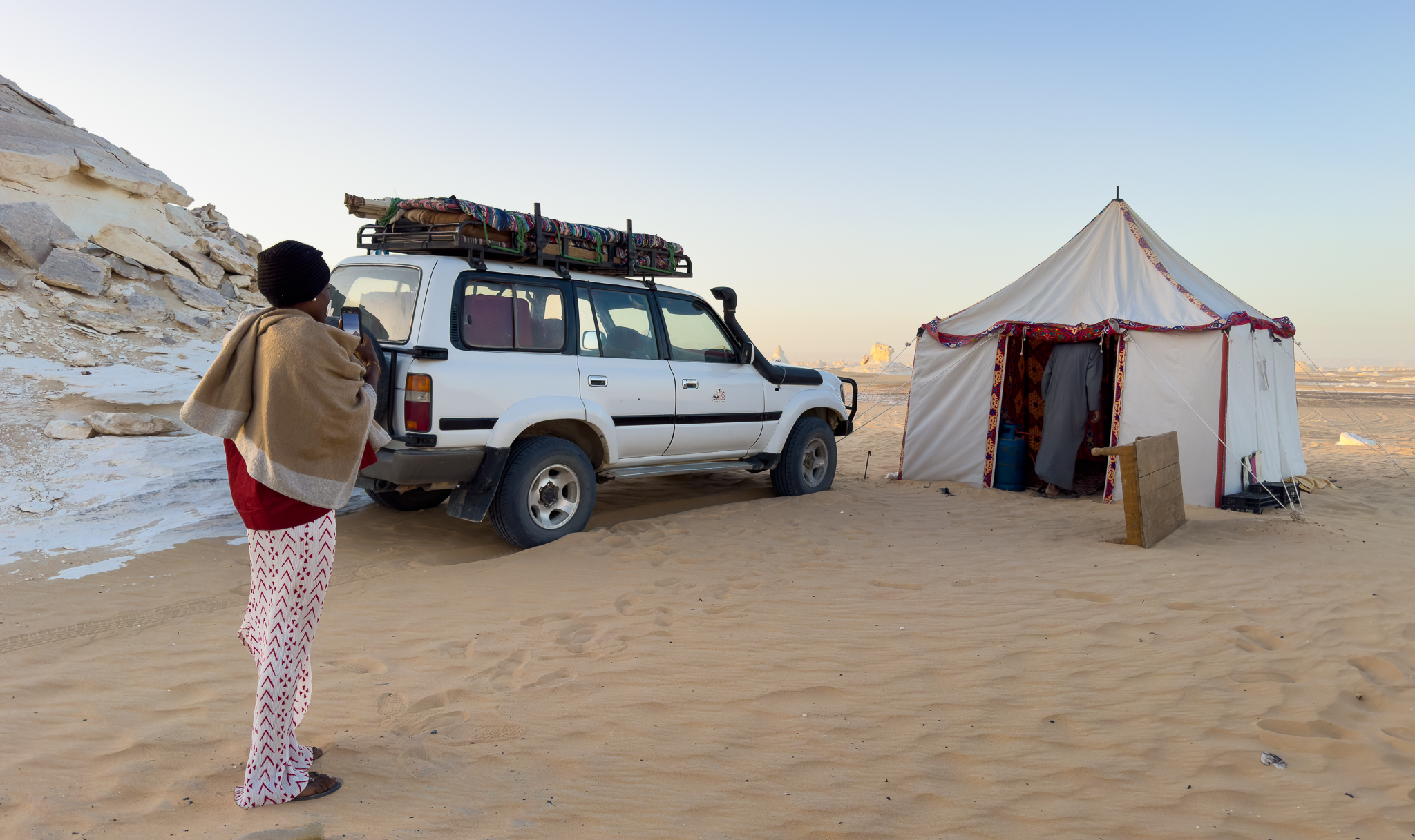 Setting up our camp in the Egyptian white desert